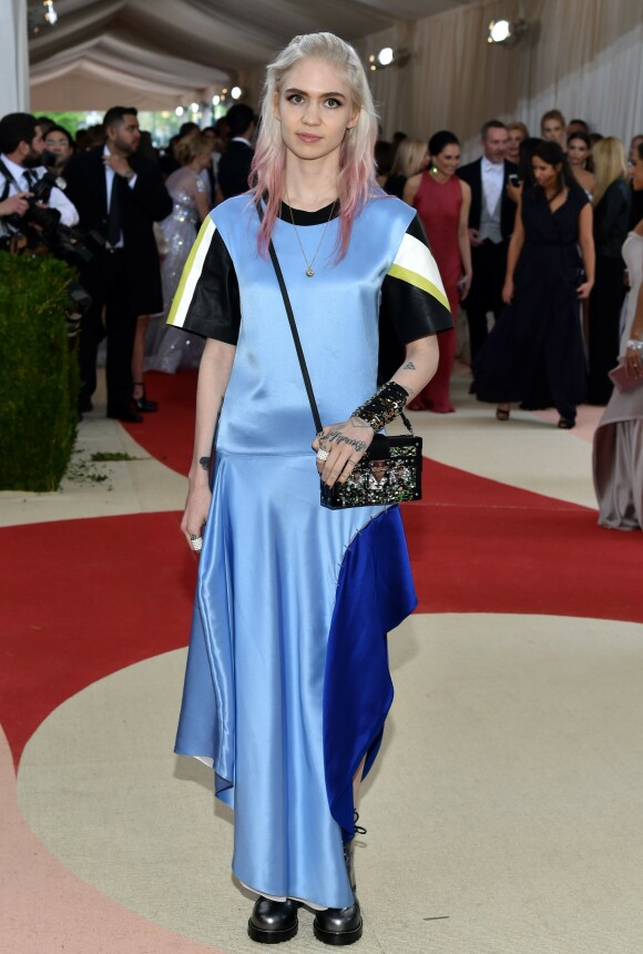 NYBAKT MOR: Dette er Grimes' første barn. Elon Musk har på sin side fem sønner fra et tidligere forhold. Her er artisten fotografert på Met-gallaen i 2016, iført Louis Vuitton. Foto: NTB scanpix NYBAKT MOR: Dette er Grimes' første barn. Elon Musk har på sin side fem sønner fra et tidligere forhold. Her er artisten fotografert på Met-gallaen i 2016, iført Louis Vuitton. Foto: NTB scanpix